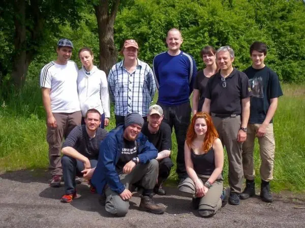 Gruppenszenario im Freien mit mehreren Personen in Outdoor-Bekleidung