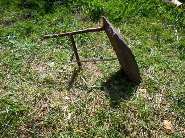 Schlagfalle (Figure-Four) mit Holzstück und Auslöser auf Grasboden