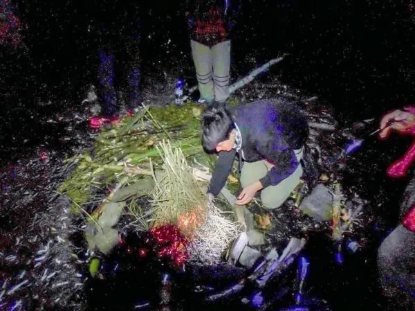 Zunder wird in einem kleinen Feuer vorbereitet