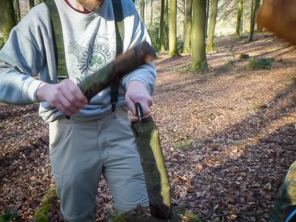 Holzstück wird mit einer Klappsäge bearbeitet