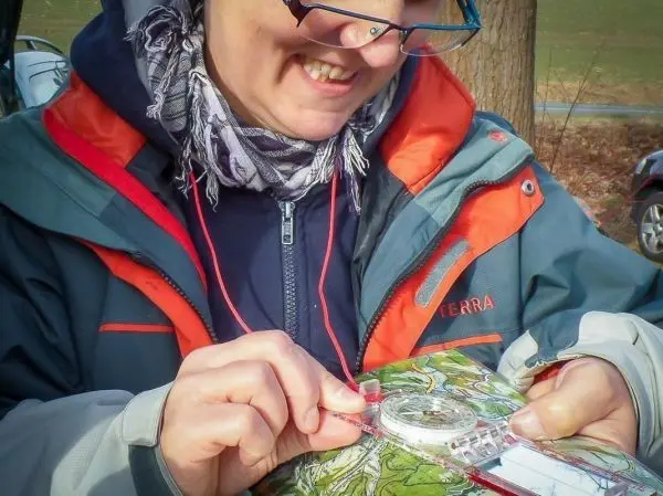 Kompass wird auf einer topografischen Karte ausgerichtet