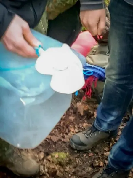 Wasserbehälter mit Schlauch und Verschluss wird vorbereitet