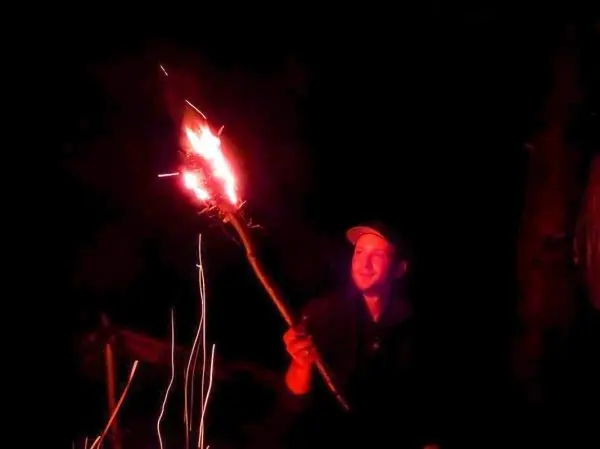 Brennender Stock mit Funkenflug wird gehalten