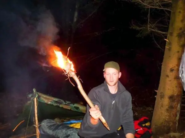 Person hält brennenden Stock in der Hand