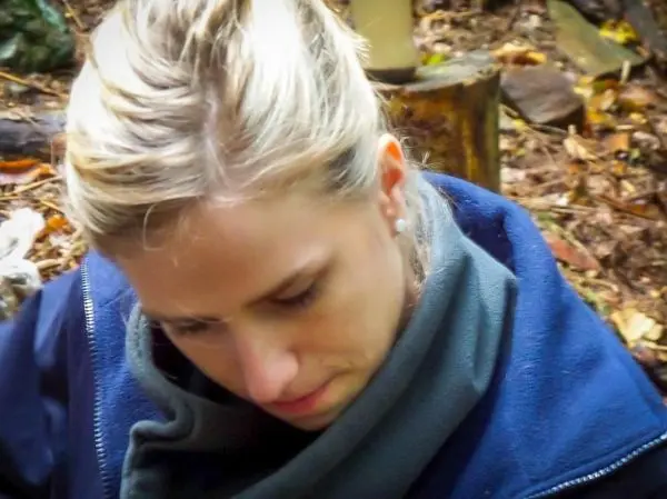 Person schaut nach unten und konzentriert sich auf eine taetigkeit