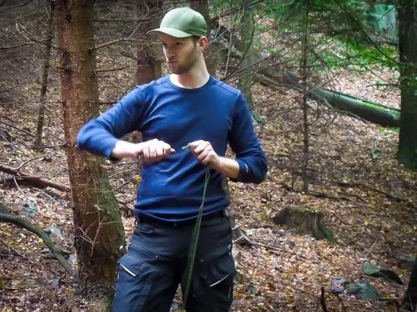 Seil wird mit beiden Händen bearbeitet