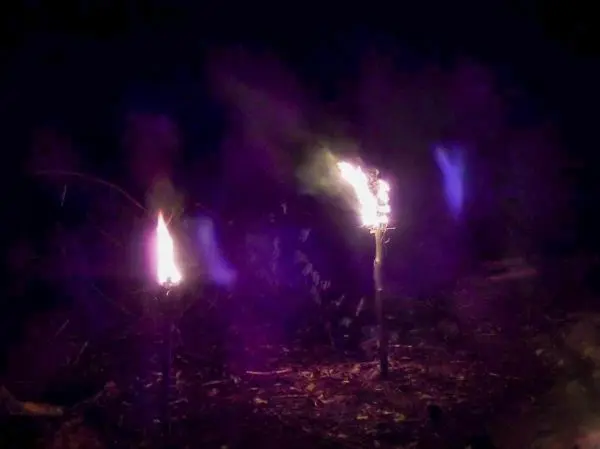 Zwei Fackeln brennen in der Dunkelheit, Flammen und Rauch sind sichtbar