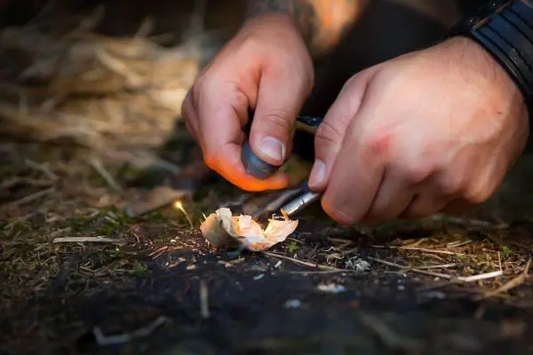 Feuerstahl erzeugt Funken auf Zunder