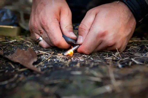 Feuerstahl erzeugt Funken, die Zunder entzünden