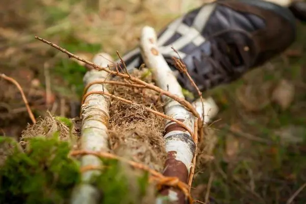 Selbstgebaute Konstruktion aus Ästen und Moos, mit Schnur zusammengebunden