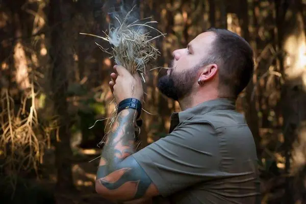 Zunder wird angeblasen, um Rauch zu erzeugen