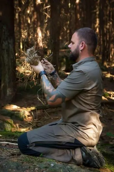 Zunder wird in der Hand gehalten und vorbereitet