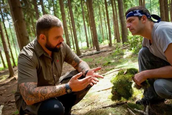 Zwei Personen diskutieren über Moos im Wald