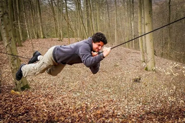 Selbstgebaute Seilquerung wird über den Boden genutzt