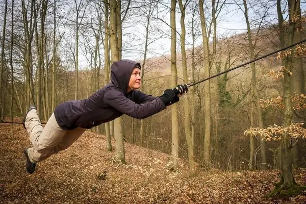 Selbstgebaute Seilquerung wird überquert