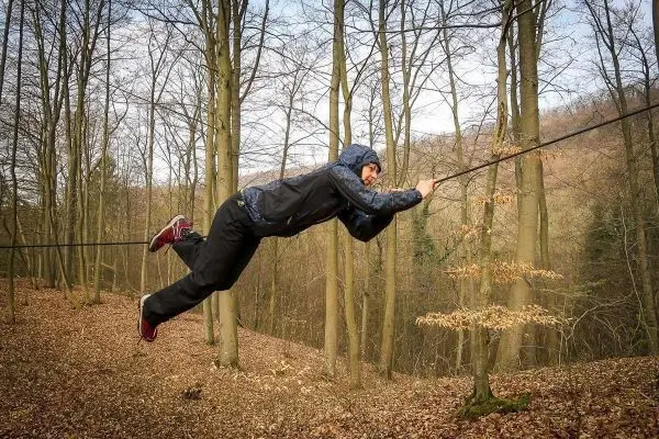 Selbstgebaute Seilquerung wird von einer Person überquert