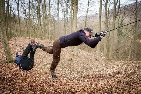Selbstgebaute Seilquerung wird von zwei Personen genutzt
