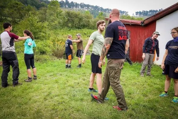 Gruppentraining im Freien mit mehreren Personen, die sich gegenseitig unterstützen