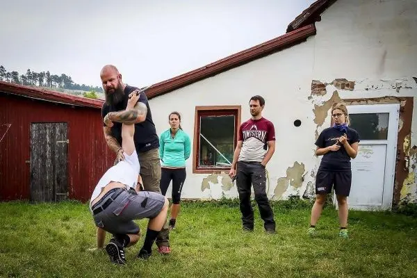 Kampftechniken werden demonstriert, während Teilnehmer beobachten und lernen