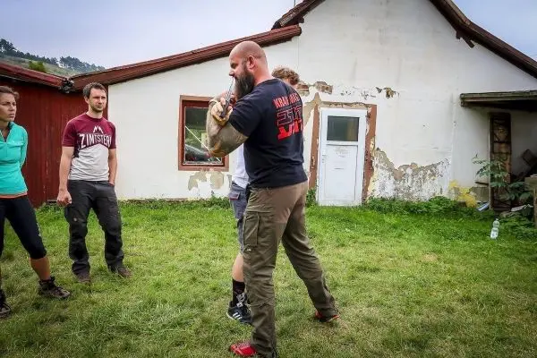 Kampftechniken werden in einer Trainingssituation demonstriert