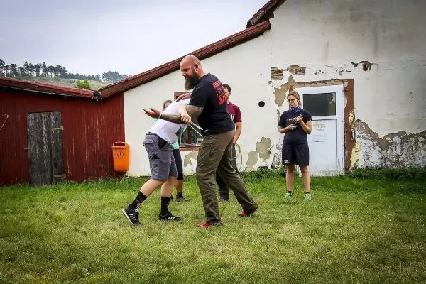 Kampftechniken werden in einer Trainingssituation demonstriert