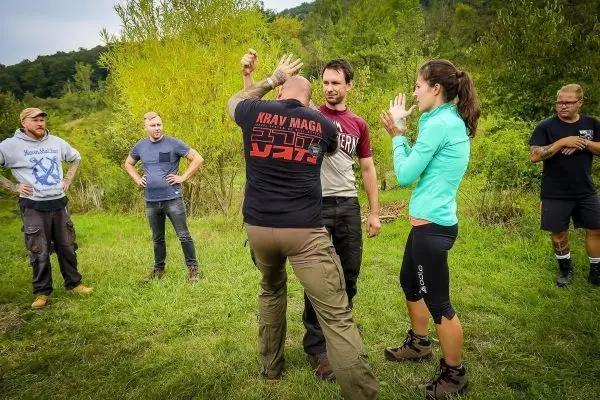 Krav Maga-Techniken werden in einer Trainingsgruppe im Freien demonstriert