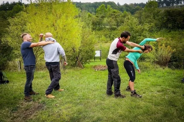 Personen üben eine Technik zur Unterstützung einer anderen Person