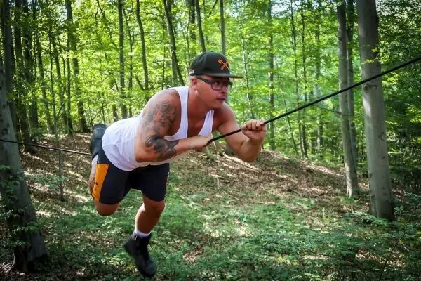 Selbstgebaute Seilquerung wird überquert, während sich der Körper in der Luft befindet