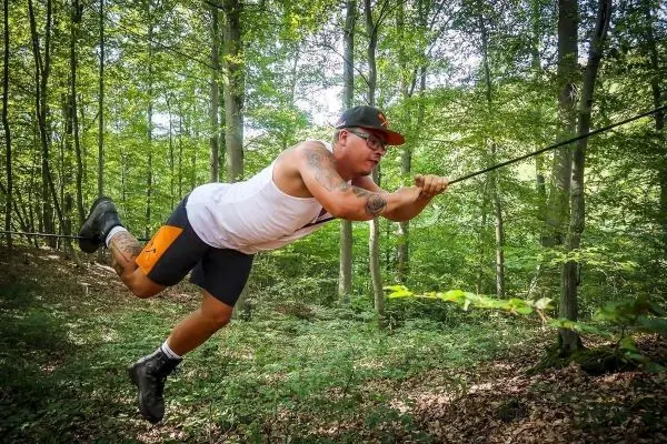 Selbstgebaute Seilquerung wird von einer Person überquert