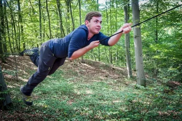 Selbstgebaute Seilquerung wird von einer Person überquert