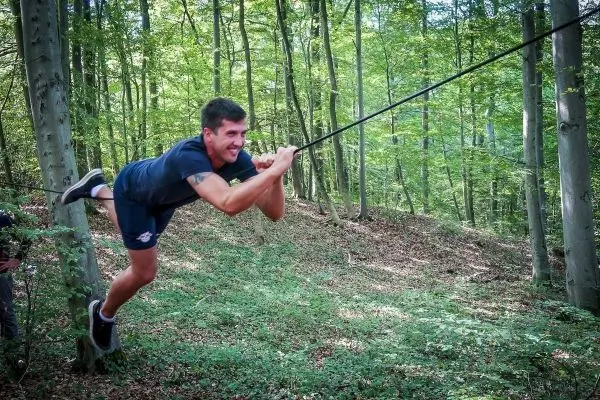 Selbstgebaute Seilquerung wird von einer Person überquert