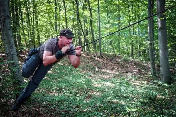 Selbstgebaute Seilquerung wird von einer Person überquert