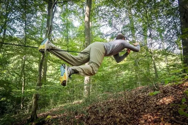 Selbstgebaute Seilquerung wird von einer Person überquert
