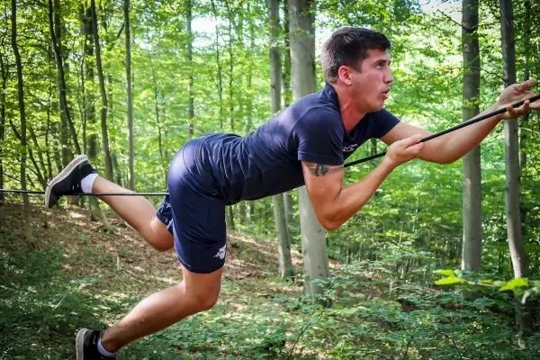 Selbstgebaute Seilquerung wird von einer Person überquert