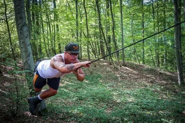 Selbstgebaute Seilquerung wird von einer Person überquert