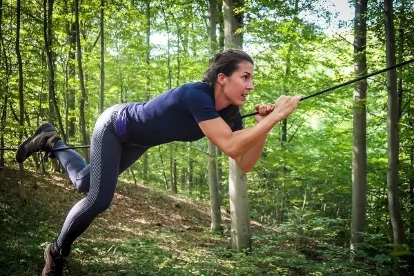 Selbstgebaute Seilquerung wird von einer Person überquert