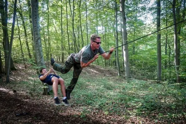 Selbstgebaute Seilquerung wird von zwei Personen genutzt