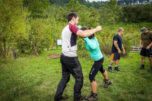 Training zur Selbstverteidigung mit Partnern in einer grünen Umgebung