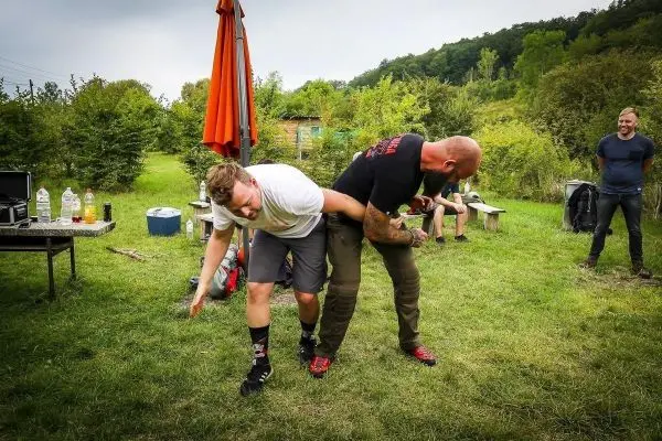 Zwei Personen üben eine Technik zur Kontrolle des Gegners im Freien