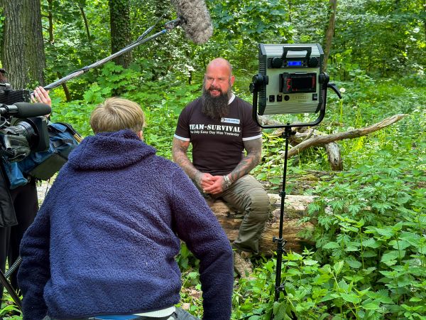 Interview in der Natur mit Kamerateam und Mikrofon