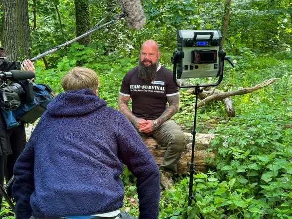 Interview in der Natur mit Kamerateam und Mikrofon