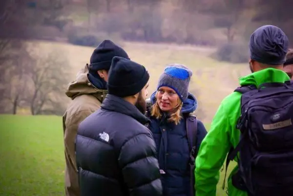 Gruppengespräch im Freien mit mehreren Personen in warmer Kleidung