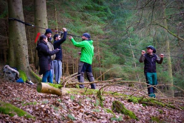 Gruppierung arbeitet an einer selbstgebauten Seilquerung zwischen Bäumen