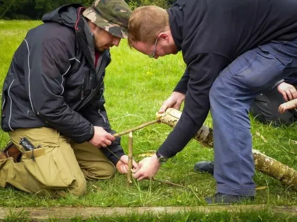 Falle) aus Holzstöcken