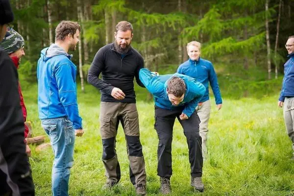 Gruppendynamik beim Training, Teilnehmer helfen sich gegenseitig in einer Wiese
