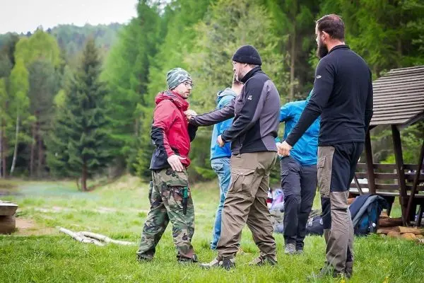 Gruppendynamik während einer praktischen Übung im Freien, Teilnehmer interagieren aktiv