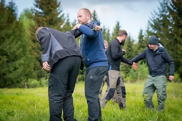 Gruppentraining zur Selbstverteidigung mit mehreren Teilnehmern in der Natur