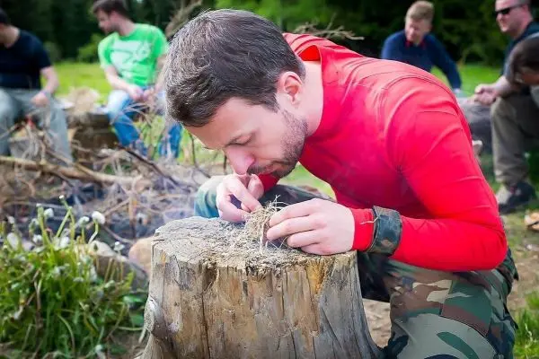 Zunder wird auf einem Baumstumpf bearbeitet
