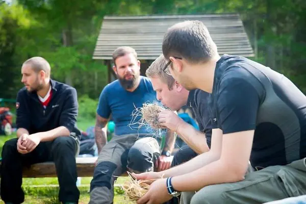 Zunder wird vorbereitet und in der Hand gehalten