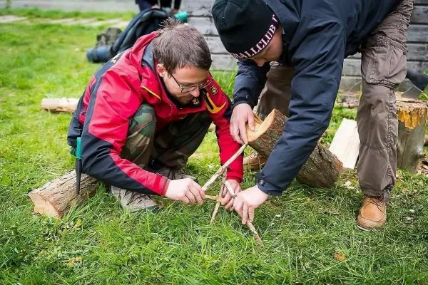 Falle) aus Holzstücken